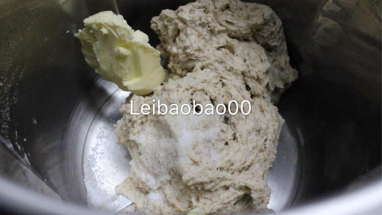 DIY 巧克力火锅面包船,加入黄油。2档继续揉至延展性比较好就可以了,大概揉了2,3分钟吧