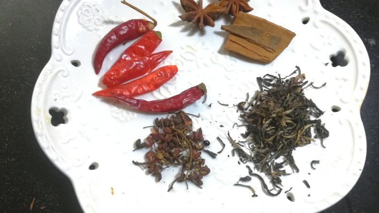 辣味卤鹌鹑蛋,调料根据自己的喜欢来添加,不一定要一样。
