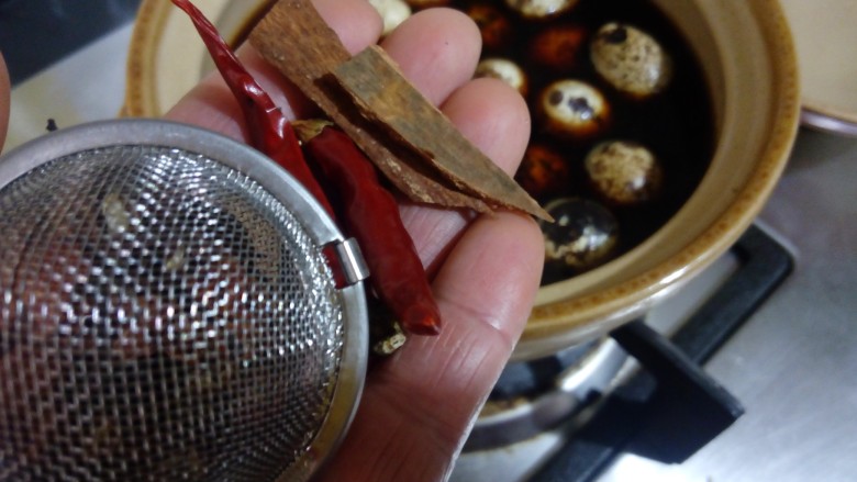 辣味卤鹌鹑蛋,把各项调料放入锅里,也可以把这些调料先用水煮一下,让味道渗入到水里,然后再放蛋进去。