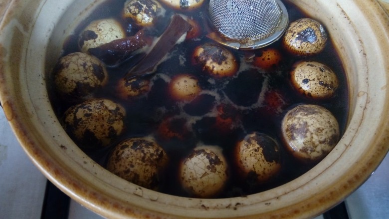 辣味卤鹌鹑蛋,大火烧开后,转小火,在焖煮的过程中保持小火。