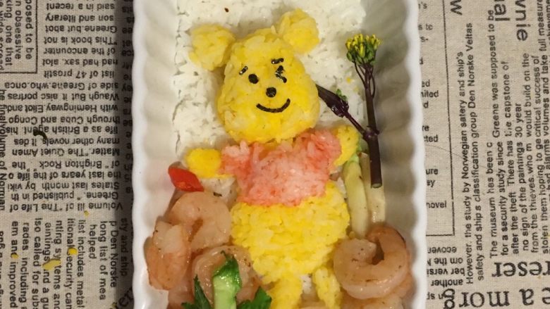 维尼便当饭,一点儿白米饭加樱花粉团成粉色
做维尼的衣服