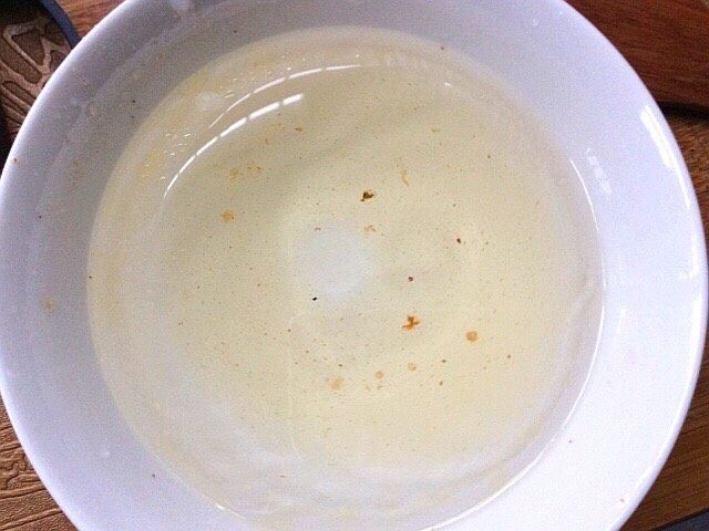 韭菜虾肉锅贴,用一碗水加少许油搅匀