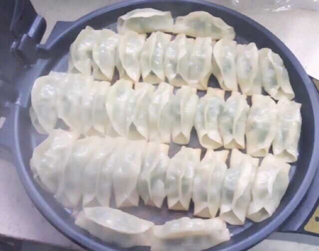 韭菜虾肉锅贴,锅贴就熟了,出锅装盘