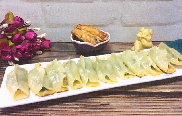 韭菜虾肉锅贴,蘸汁水先尝一下味道,棒棒哒