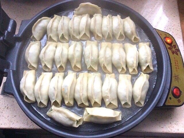 韭菜虾肉锅贴,倒入锅中倒入锅贴的3分之一即可,盖上盖子焖至水收干即可