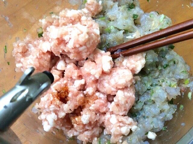 韭菜虾肉锅贴,放入肉末,倒入<a style='color:red;display:inline-block;' href='/shicai/ 788'>生抽</a>搅拌均匀