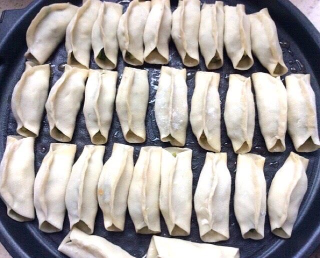 韭菜虾肉锅贴,放入锅贴摆好,盖上盖子焖两分钟,