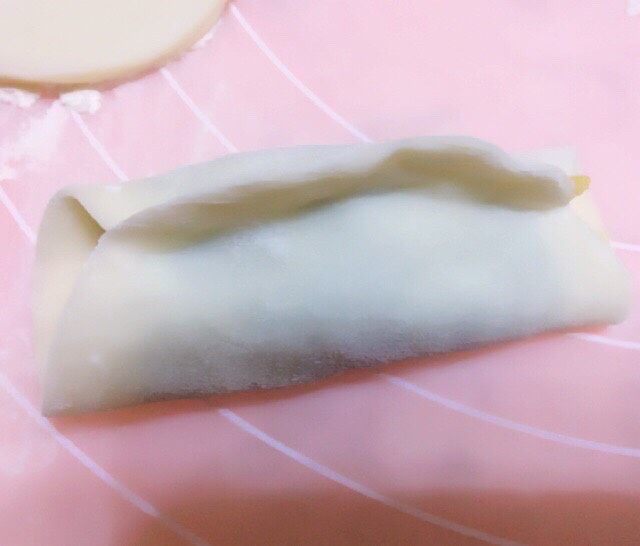 韭菜虾肉锅贴,包锅贴,中间捏在一起,两头流口