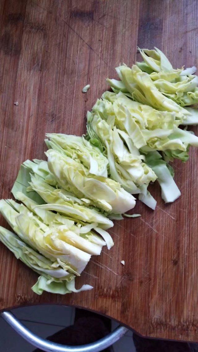 早餐鸡蛋饼,<a style='color:red;display:inline-block;' href='/shicai/ 114'>白菜</a>切丝