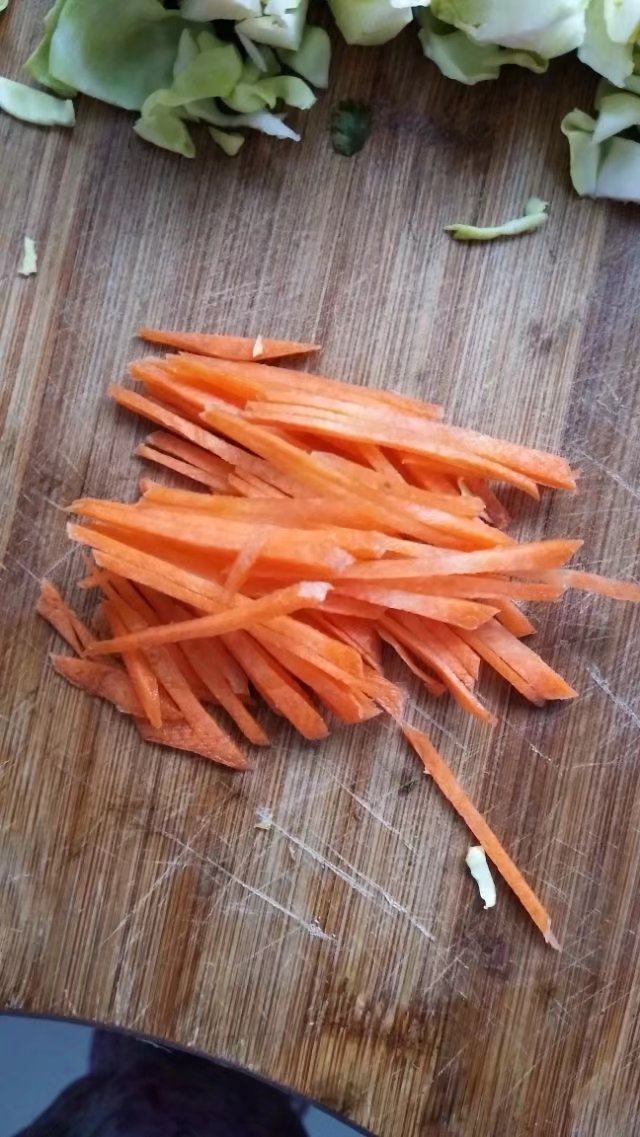 早餐鸡蛋饼,<a style='color:red;display:inline-block;' href='/shicai/ 25'>胡萝卜</a>切丝