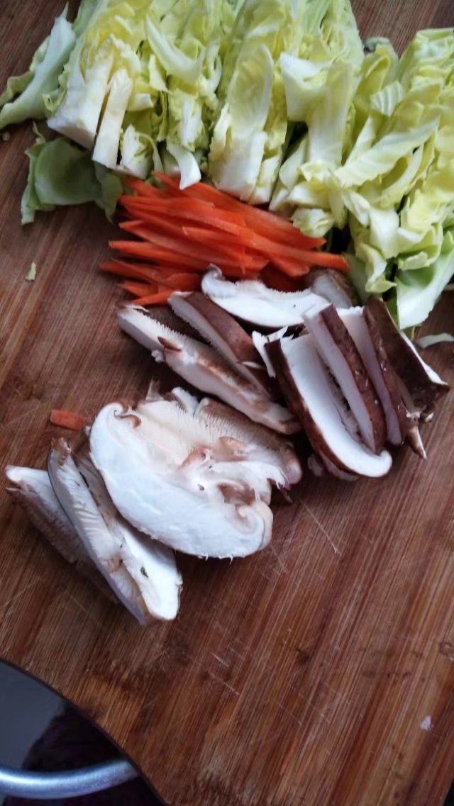 早餐鸡蛋饼,<a style='color:red;display:inline-block;' href='/shicai/ 230'>香菇</a>切丝