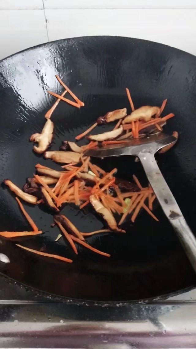 早餐鸡蛋饼,热锅入油先放入胡萝卜香菇翻炒