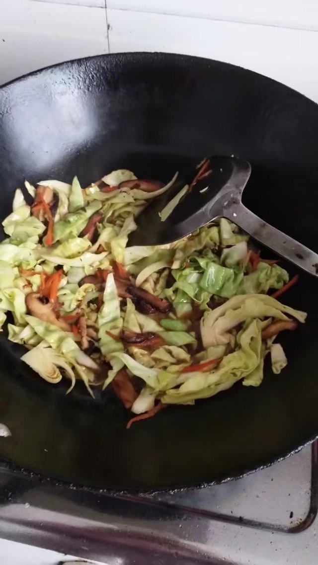 早餐鸡蛋饼,再加入白菜叶翻炒，加盐入味