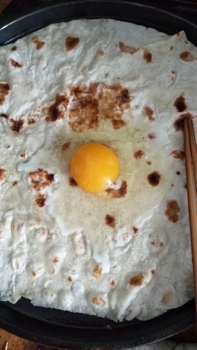 早餐鸡蛋饼,打入一只<a style='color:red;display:inline-block;' href='/shicai/ 9'>鸡蛋</a>