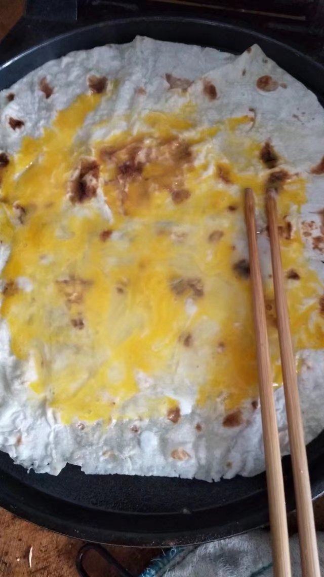 早餐鸡蛋饼,把鸡蛋散开