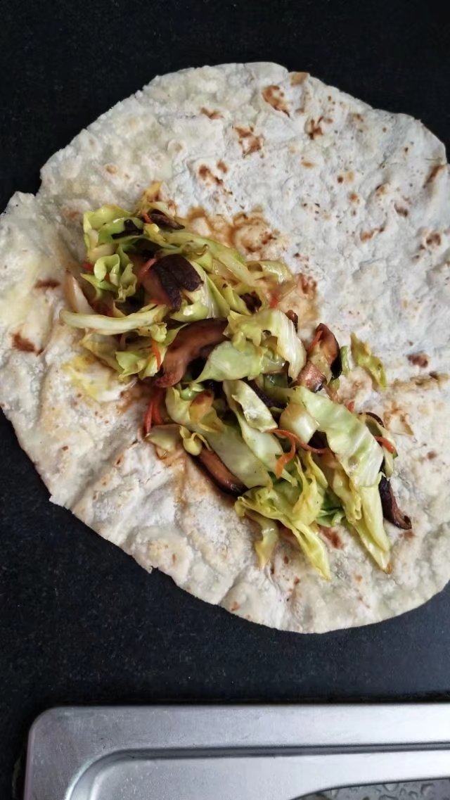 早餐鸡蛋饼,饼里包入刚才炒好的菜