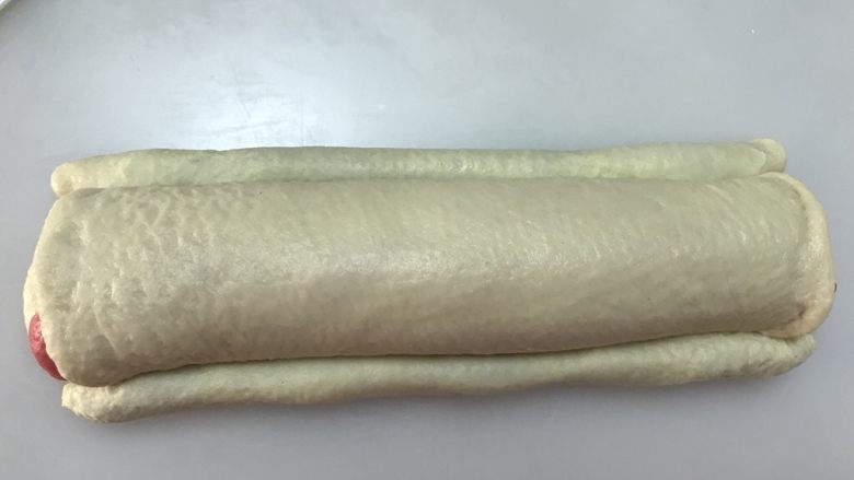 玫瑰花吐司,取两根叶子摆在13步骤的两边,放的时候接合处朝内。