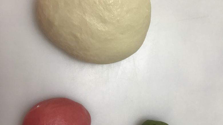 玫瑰花吐司,分出36克加抹茶粉揉匀,再分出90克加红丝绒溶液揉匀。然后将滚圆的三个面团放入发酵箱进行基础发酵至两倍大,我一般是30度发40分钟。