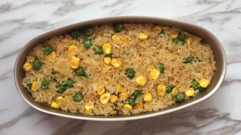 芝士焗饭,将炒好的饭放入模具中压实