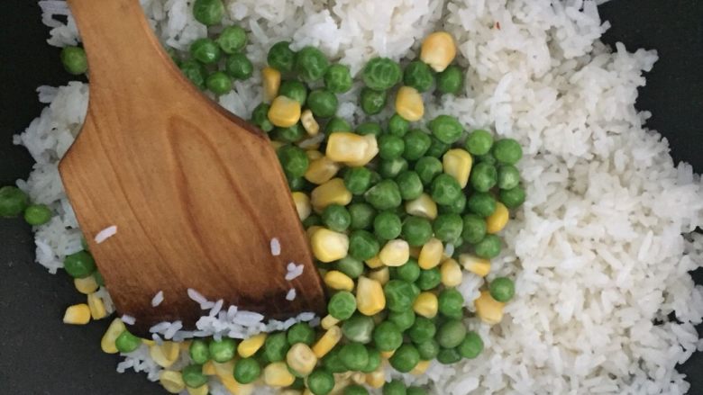 芝士焗饭,加入玉米粒和青豆翻炒