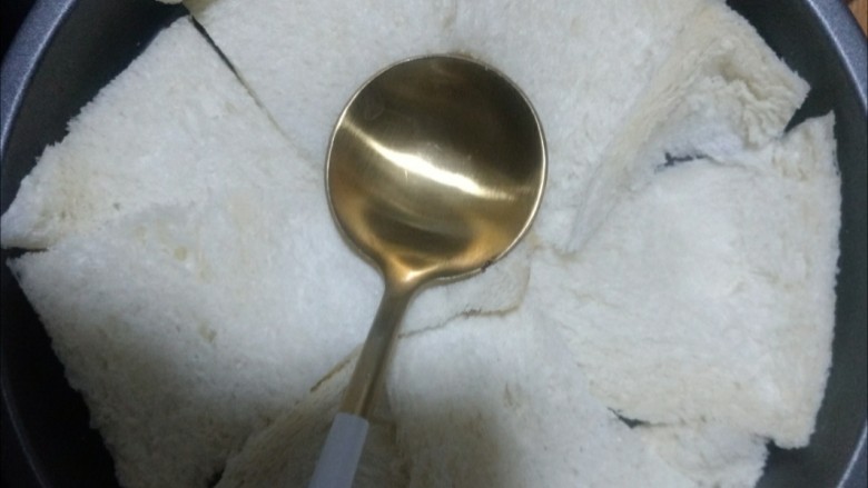 10分钟披萨
,用勺子压紧