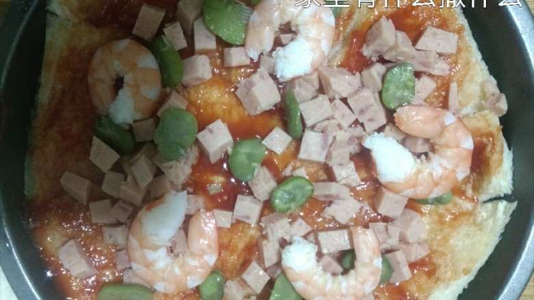 10分钟披萨
,撒上食材。家里有什么都可以,玉米,豌豆,火腿肠,午餐肉,菠萝