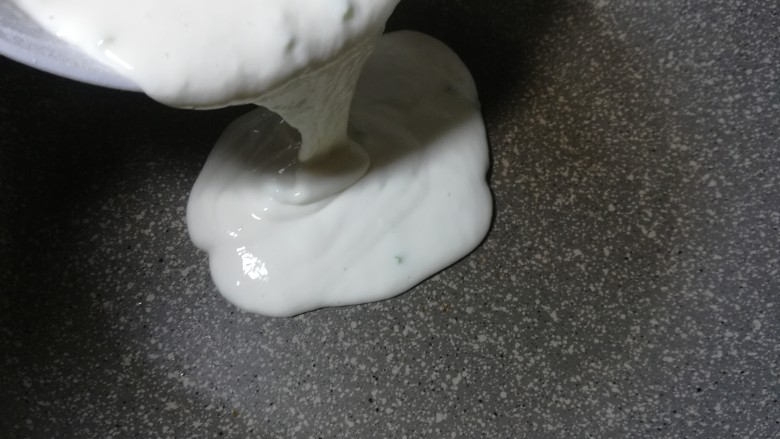双色鲜味菠菜卷,倒入一半的面糊,锅小的可以分三次来摊。
