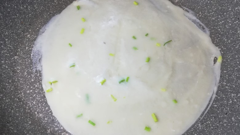 双色鲜味菠菜卷,看到面饼上有小气泡产生,底面就熟了。