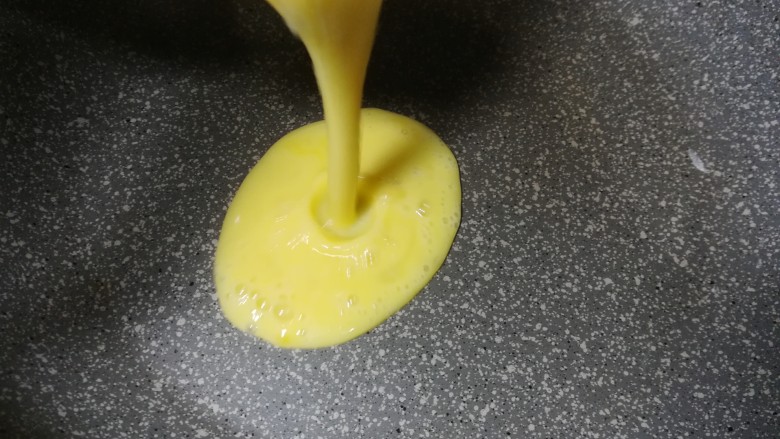双色鲜味菠菜卷,锅里保持温热,倒入鸡蛋液。普通的锅需要少刷一层油,防止粘锅。