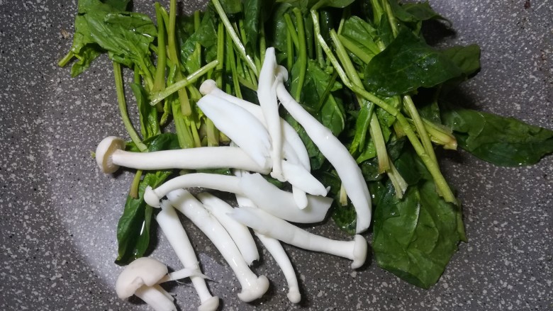 双色鲜味菠菜卷,海鲜菇和<a style='color:red;display:inline-block;' href='/shicai/ 117'>菠菜</a>,用开水略烫一下。