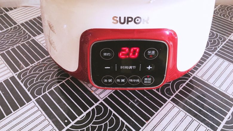 清热下火的马蹄银耳雪梨爽,我不着急,用电炖锅煮了两小时,平常的汤锅炒锅煮个30分钟到1小时都可以