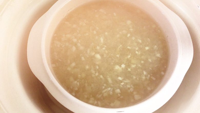 清热下火的马蹄银耳雪梨爽,快煮好时倒入调好的藕粉,搅拌几下,整个羹就变成透明状了,我这个图手机有水雾在上面,看不出效果来