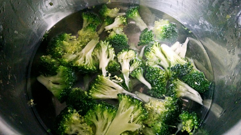 瘦身咸粥,锅中水烧开,加少许盐,西兰花朵放进开水中焯烫一两分钟