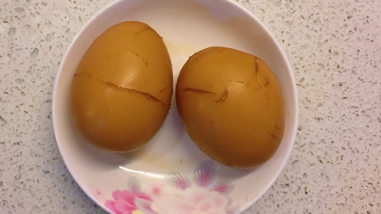 艾叶煮鸡蛋,扫净人体恶寒,煮好的鸡蛋呈淡黄色,因为我加了红糖和红枣,所以颜色更深了。