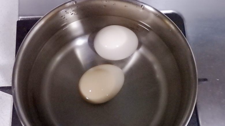 艾叶煮鸡蛋,扫净人体恶寒,锅中加入清水,将鸡蛋放入锅中,大火煮8
分钟。
