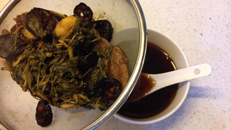 艾叶煮鸡蛋,扫净人体恶寒,汤汁过滤后即可饮用。