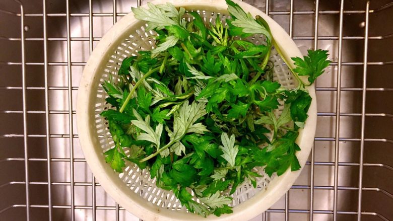 艾叶煮鸡蛋,扫净人体恶寒,艾草洗净沥干水分。