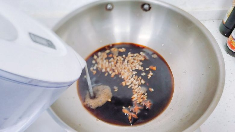 香蒜陈醋酱黄瓜,加糖,加水,搅动。