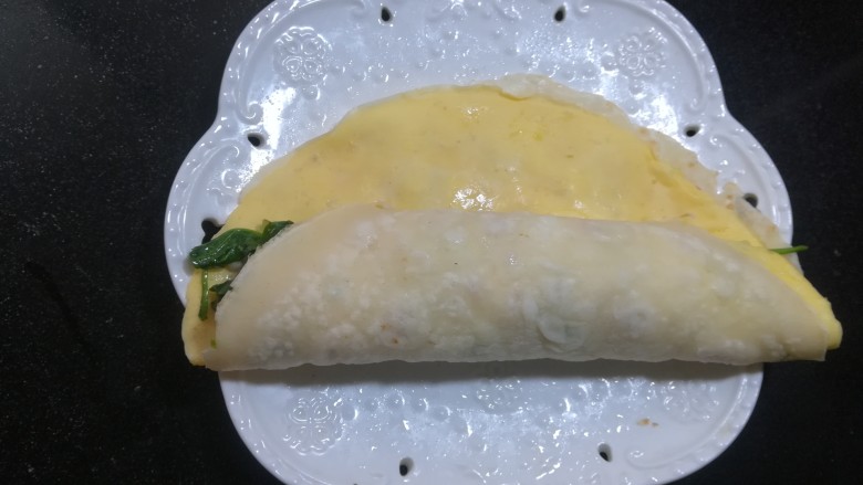 双色鲜味菠菜卷,把菜推到饼边,从一头开始卷起。