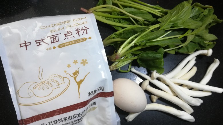 双色鲜味菠菜卷,准备好各项食材。