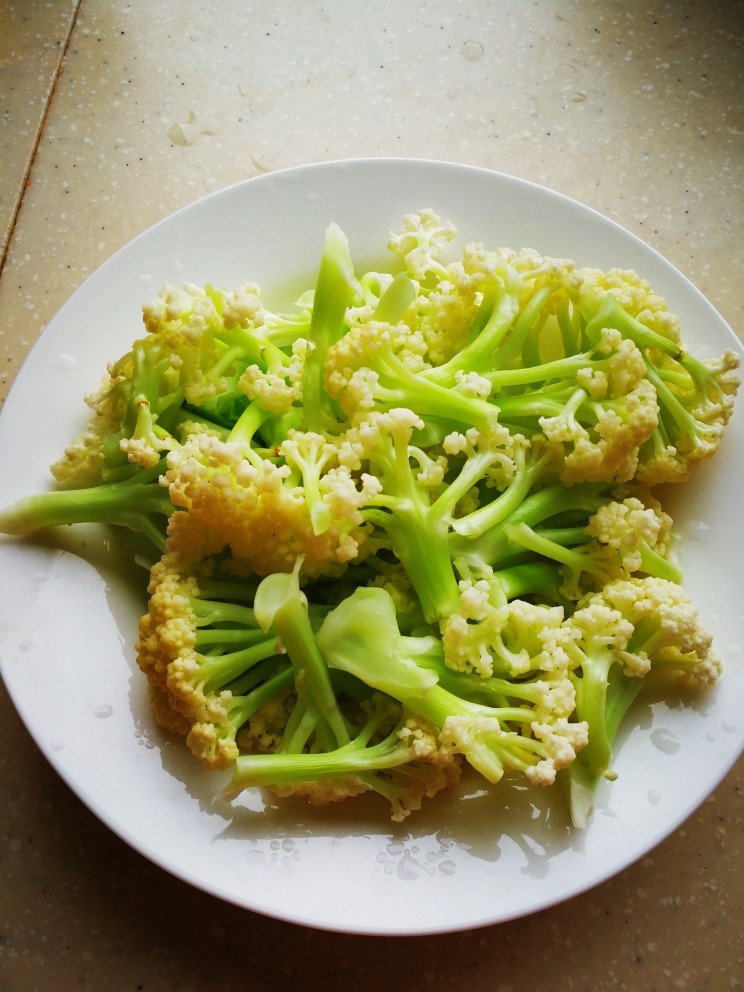 素食少油减脂麻辣香锅便当,<a style='color:red;display:inline-block;' href='/shicai/ 2629'>花菜</a>洗干净焯水30秒捞出备用;