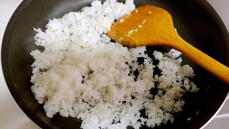 腊肠黄金炒饭,加入米饭,改调成小火。