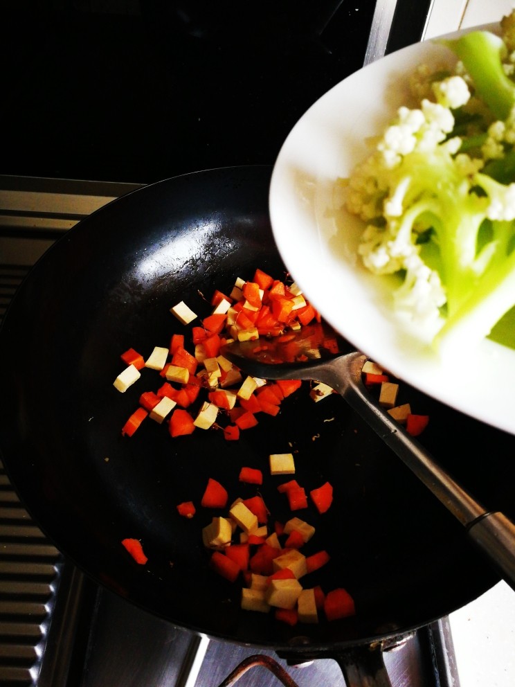 素食少油减脂麻辣香锅便当,再倒入焯过水的花菜,煸炒片刻;