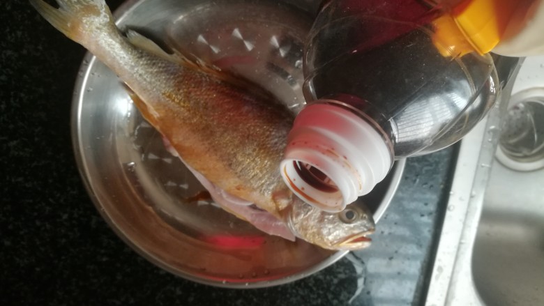 #舌尖上的乡愁#清蒸黄花鱼,倒几滴醋,让鱼稍微腌制入味儿。