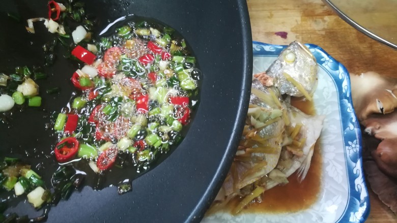 #舌尖上的乡愁#清蒸黄花鱼,把滚烫的葱花油浇在蒸好的黄花鱼上。
尽可能地淋到鱼的每个部位哦,因为调料都在这里。