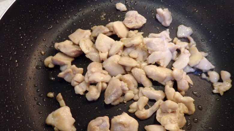 鸡肉蔬果沙拉,鸡肉下少许橄榄油炒熟,盛出备用。