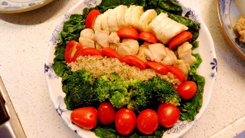 鸡肉蔬果沙拉,把所有备好的食材依次摆上。
鸡蛋摆不下,就一人一个先吃了。😄