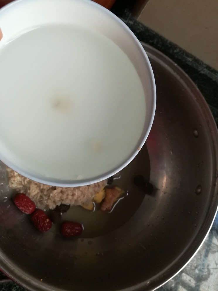 最滋阴补血的早餐,酒酿桂圆鸡蛋,加一碗水