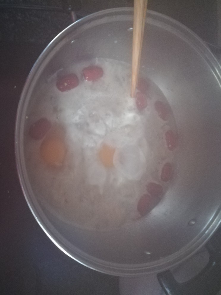 最滋阴补血的早餐,酒酿桂圆鸡蛋,再敲鸡蛋,盖盖煮