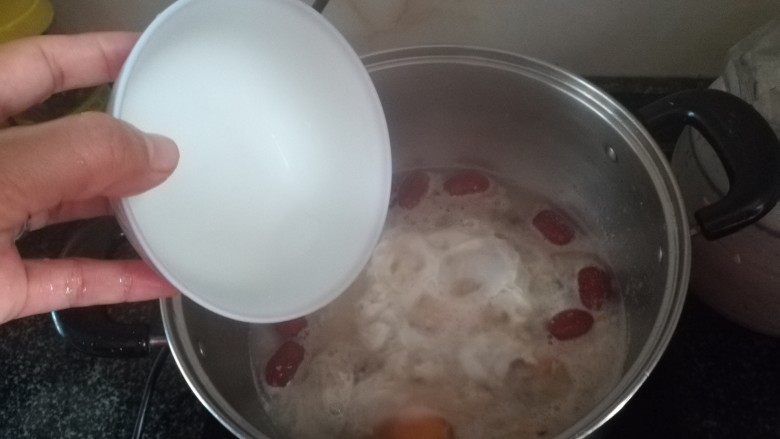 最滋阴补血的早餐,酒酿桂圆鸡蛋,觉得太浓稠了,再加小半碗水